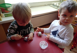 Chłopcy malują ząbki z tekturki